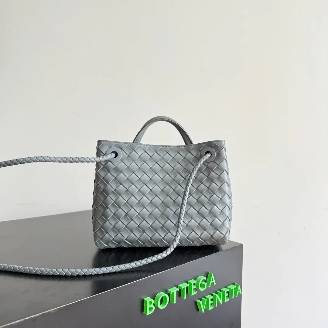 The new Andiamo batch of 3060 BV is shipped‼ ️The classic intercciato weaving process is used to create a soft bag, the metal knot is made of micro-cast aluminum using jewelry technology🪢, and the decorative beads are made of metal and hand-polished oak, allowing you to jump repeatedly between elegance and fun💃, making it unpredictable. Classic and versatile, it shows off your temperament, and the bag has a large capacity, making it very convenient for daily commuting! It has a variety of carrying methods, the shoulder straps can be adjusted by yourself, the original lambskin feels soft and delicate, and the unisex style breaks gender boundaries and brings a more practical and long-lasting use experience. The Andiamo, which has both elegant and casual styles, perfectly interprets the "fashionable old money style". Style number: 743568+wood hardware Color: slate gray Size: 25*22*10.5cm